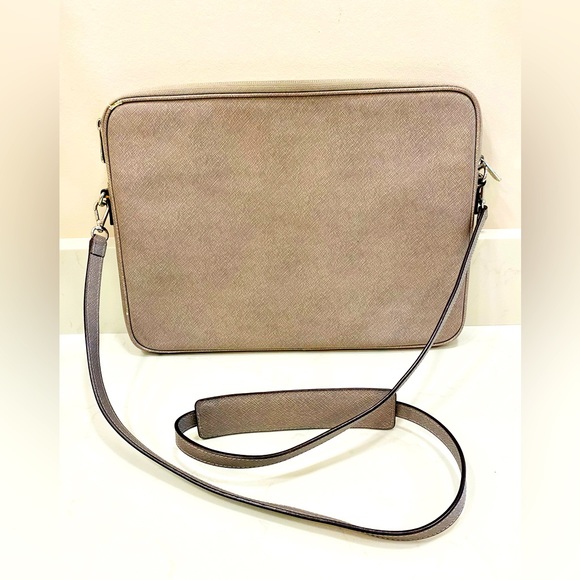 Michael Kors Gray Laptop Case! - Picture 3 of 8